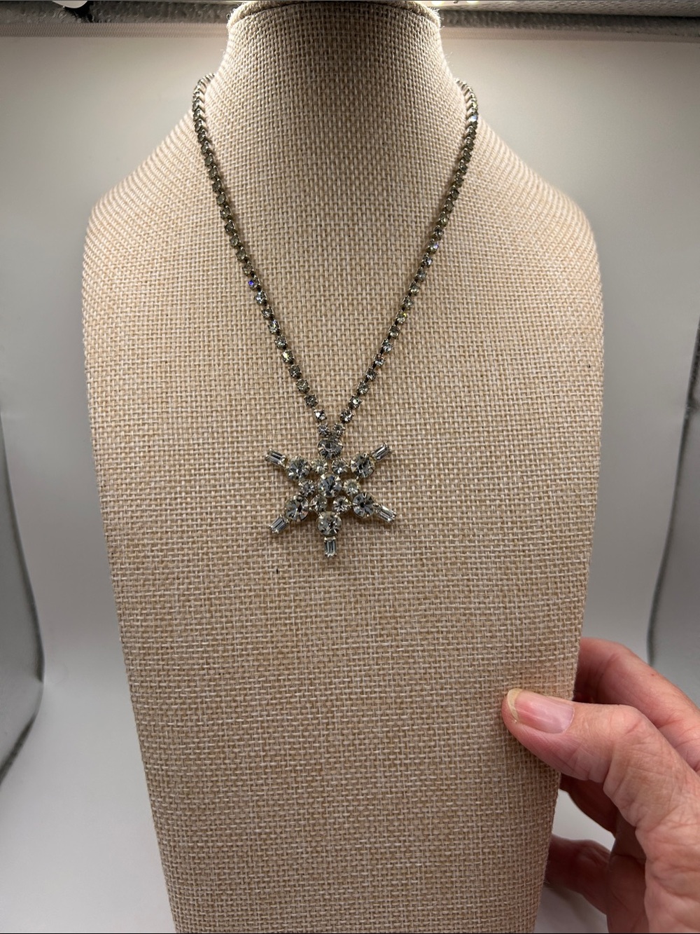 Crystal Starburst Rhinestone Pendant Vintage Necklace - Silver Tone